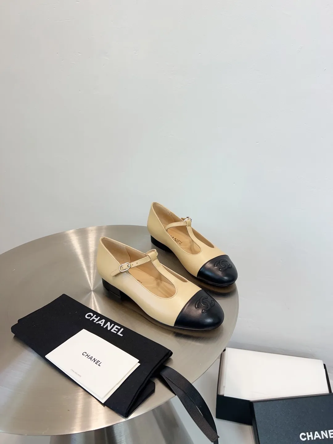 👟👟Ex-factory price 520👟👟 CHANEL Chanel classic three-color T-strap flat ballet shoes, Mary Jane shoes, Grandma Xiang’s consistent elegant ladylike temperament, full of high-end sense! It’s very nice on the feet~Whether it’s worn barefoot or paired with skirts or trousers, it’s very versatile! Incomparably beautiful! It’s so special. I’m very impressed with the details. (The version bought at the counter is developed and made according to the authentic 1:1 version. The details are perfect and more refined and durable. The upper foot is very pedicure-type. The key point is that it is very good and easy to control. ▪Fabric: Original custom-made mixed sheep. ▪Inner lining: imported sheepskin. ▪Outsole: Italian leather outsole. ▪Size: 35-39 (40, 41, 42 are custom-made and cannot be returned)